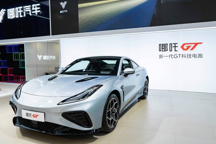 重庆310哪吒汽车在智能汽车领域的表现，领途汽车在新能源汽车市场中的影响力